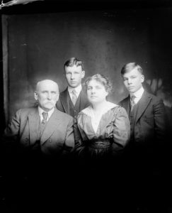 cammann and william duke with mother and father 1917